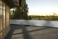 Balkonverkleidung aus HDPE-Gewebe mit Metallsen und Kordel - Farbe grau-wei